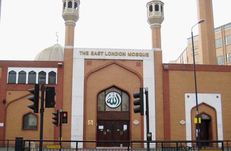 حمله افراطی های بریتانیایی بر مساجد مسلمانان